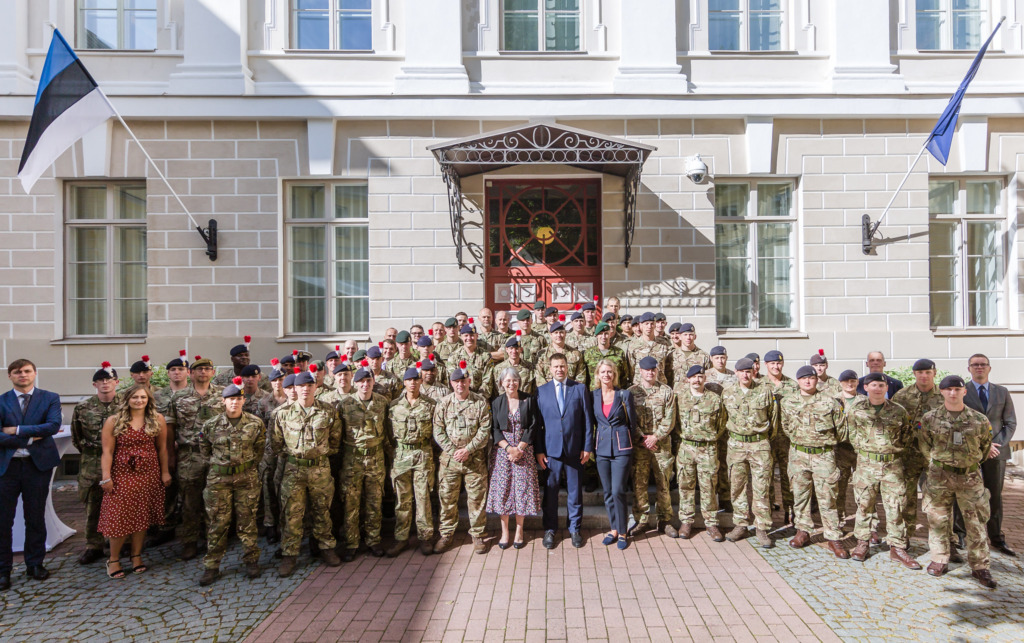 FOTOD I Peaminister võõrustas Stenbocki majas briti ja taani kaitseväelasi