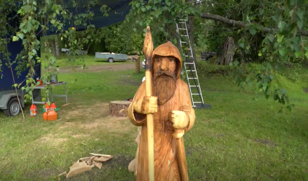 VIDEO I Varbola linnuses valmistati lihtsatest puupakkudest tõelisi kunstiteoseid