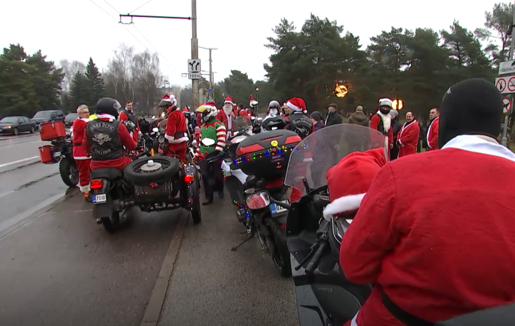 VIDEO I Mootorratastel jõuluvanad jagasid lastele kommipakke