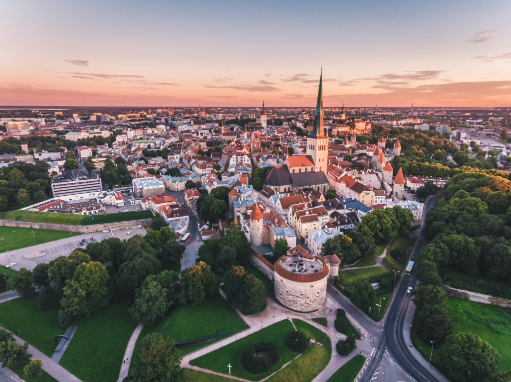 Tallinnas võeti mitmes kohas kasutusele päikeseelektrit tootvad teekatendid
