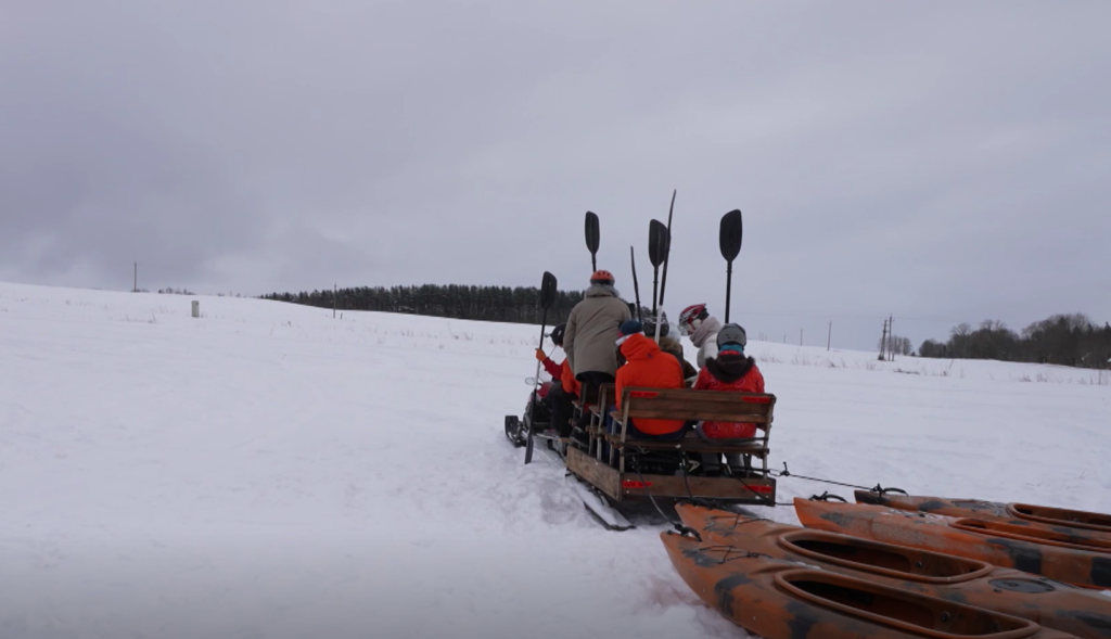 VIDEO I Veest välja toodud kajakid kihutasid mäest alla