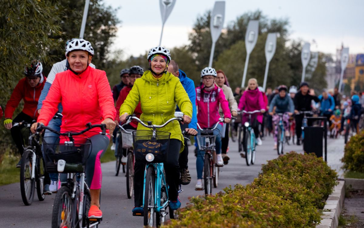 Jaan Kirsipuu kannab! Eesti Terviserajad jagab jalgrattaga või rulluiskudel liiklejatele tasuta kiivreid