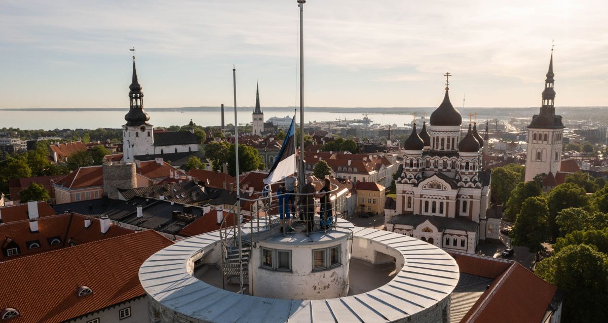 Eesti lipu 137. sünnipäeva puhul toimus Toompeal Kuberneri aias pidulik lipuheiskamine