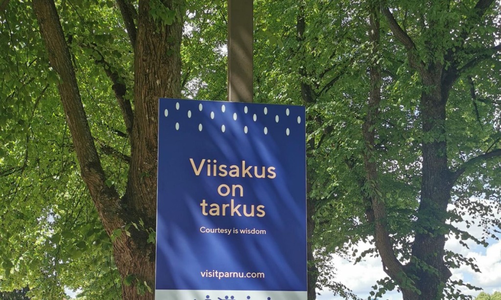 Pärnu linna enamkäidavad paigad saavad uued viisakussõnumitega tahvlid