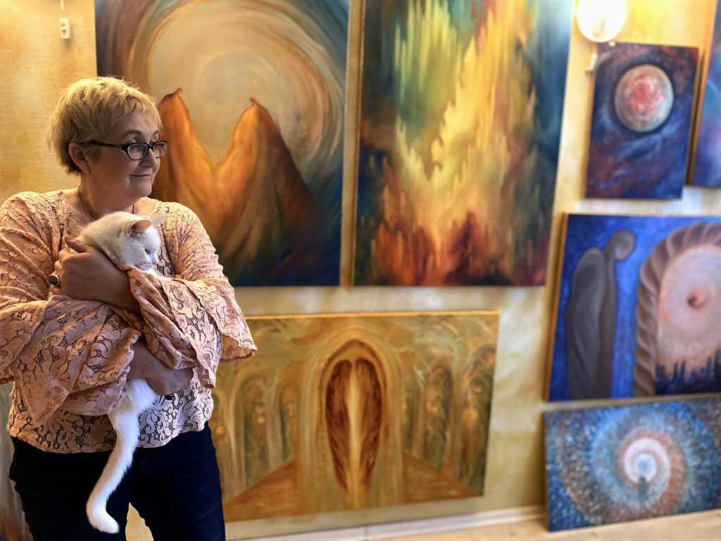 Kunst ja hea toit: kunstnik Reet Kalamees avas oma uksed kodukohviku Boheeml näol ja tutvustas ingligaleriid