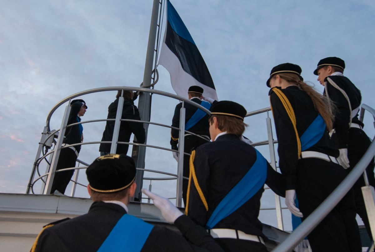 XXI kooli õpilased heiskasid vastupanuvõitluse päeval Pika Hermanni torni lipu