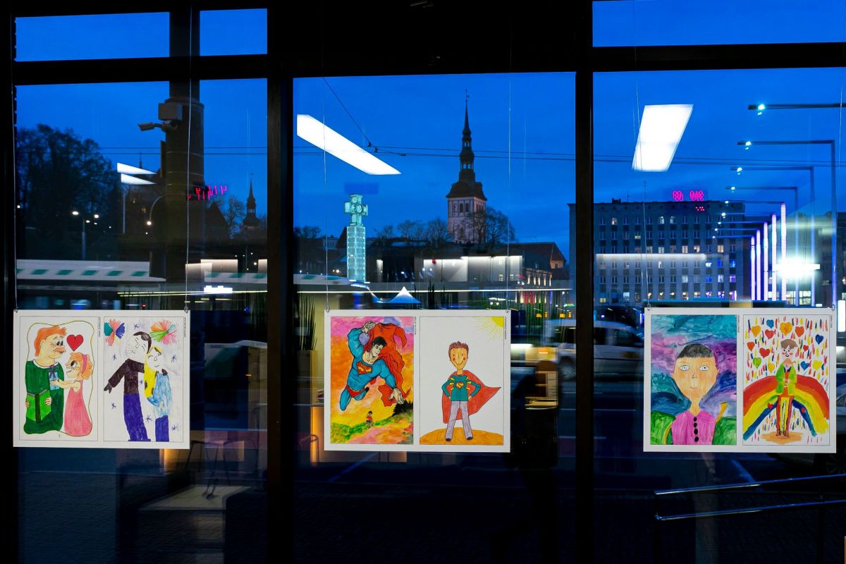 Tallinna linnavalitsuses avati Mustamäe laste joonistatud isadepäevanäitus