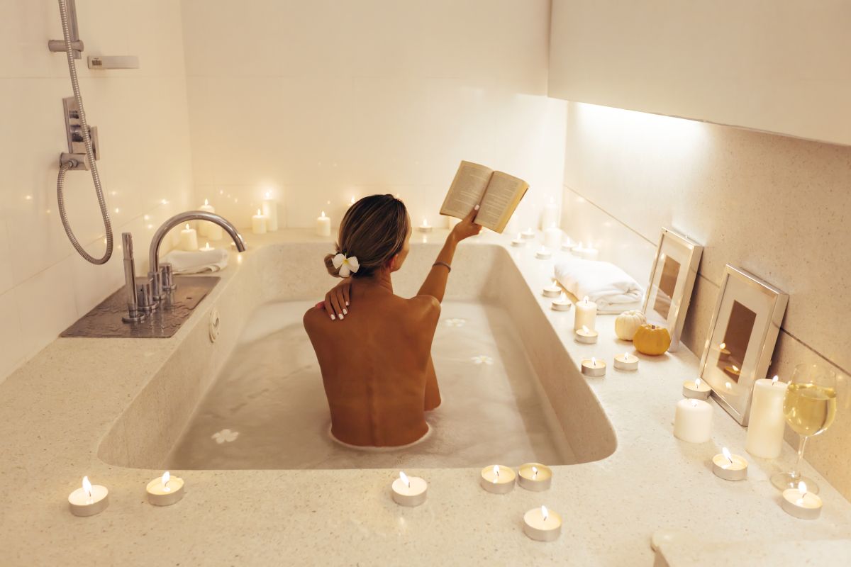 Woman,Reading,Book,And,Relaxing,In,Luxury,Spa,Bath,Decorated