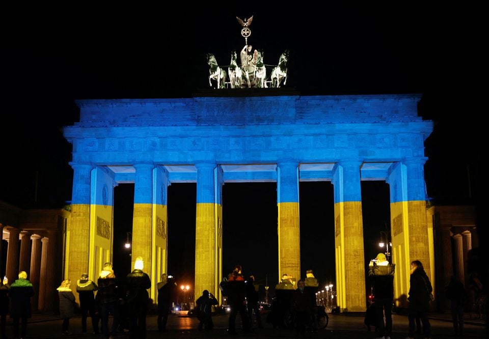 UKRAINA RAHVA TOETUSEKS I Brandenburgi värav Berliinis värvus Ukraina rahvusvärvidesse