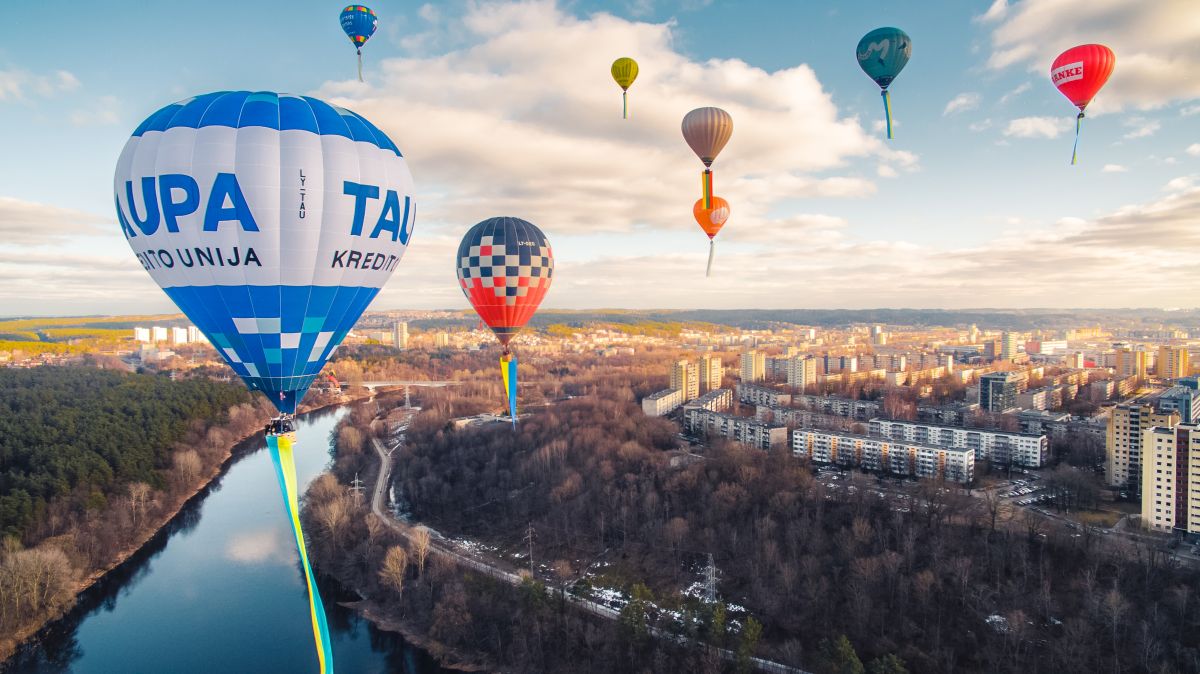 UKRAINA RAHVA TOETUSEKS I Vilnius avaldas Ukrainale solidaarsust 20-meetriste Ukraina lippudega kuumaõhupallidel