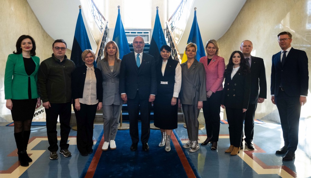 UKRAINA RAHVA TOETUSEKS I President Alar Karis kinnitas Ukraina parlamendi delegatsioonile Eesti igakülgset toetust