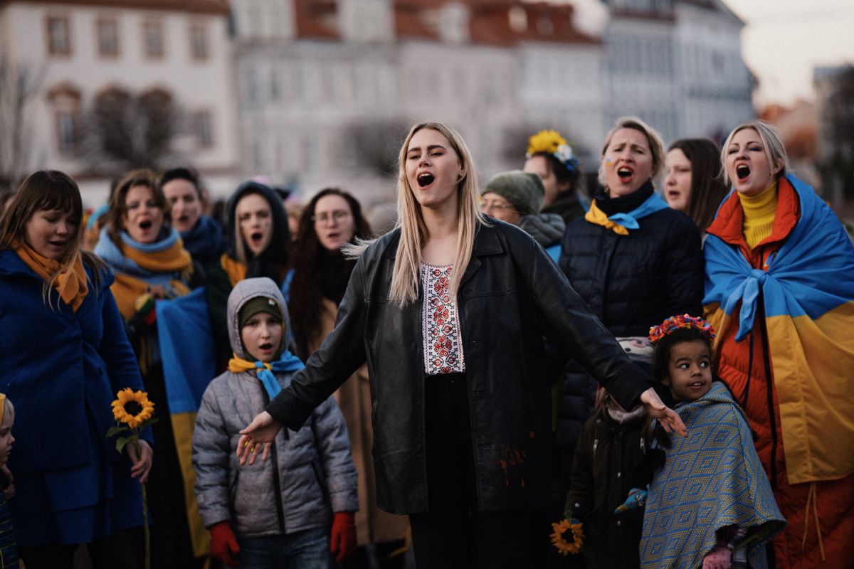 UKRAINA RAHVA TOETUSEKS I Ukrainlanna laulab koos leedukatega Ukraina toetuseks