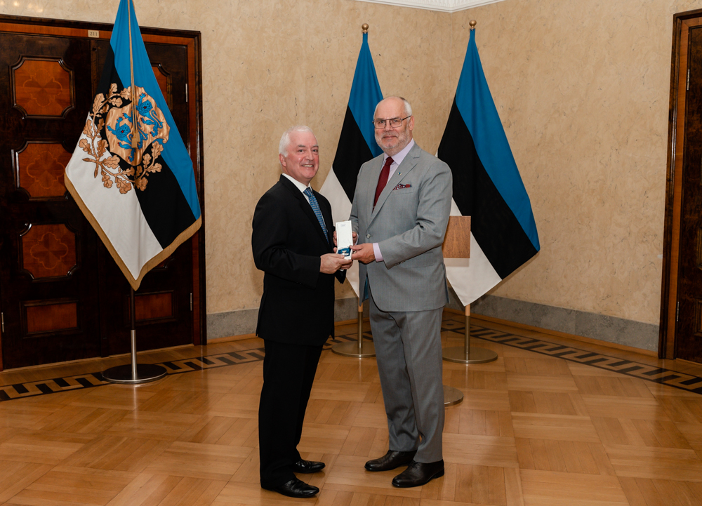 President Karis andis üle teenetemärgi Eesti aukonsulile Tšiilis