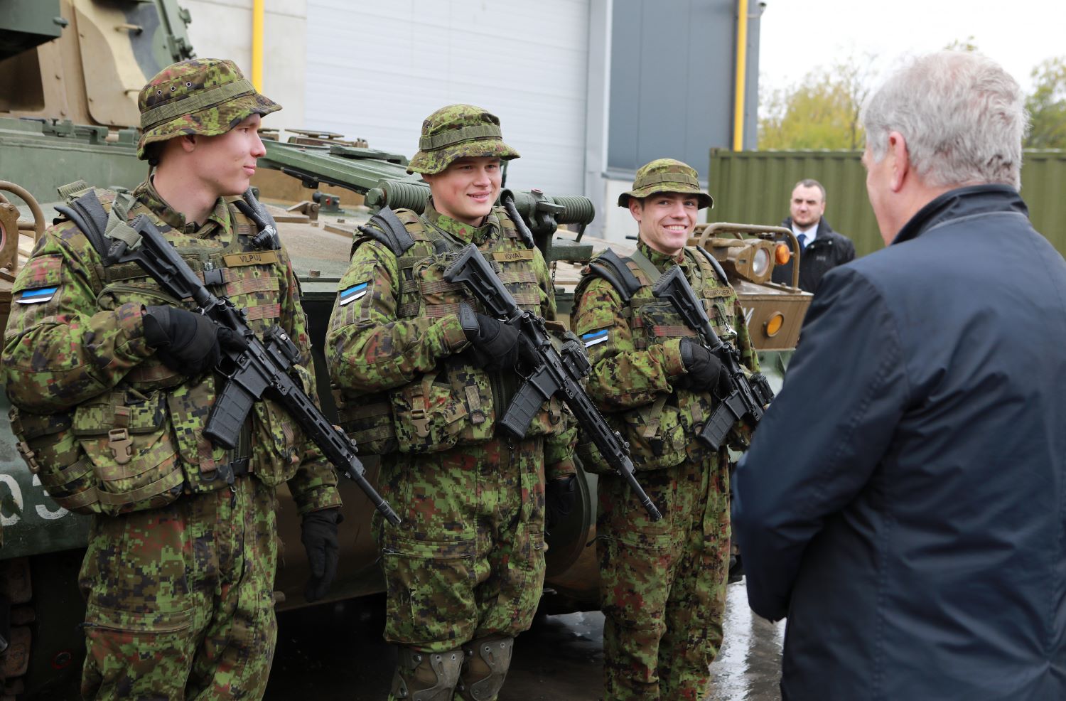 Eesti president Alar Karis ja Soome president Sauli Niinistö – Eesti kaitseväega