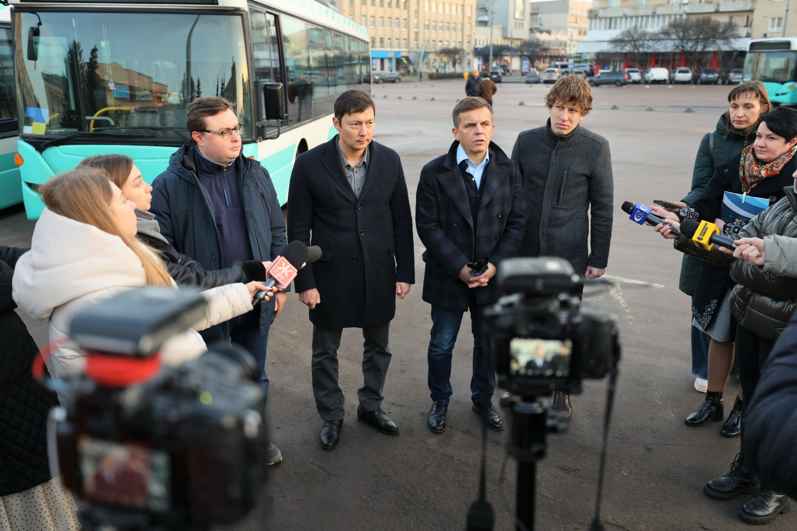 Mihhail Kõlvart andis Žõtomõris üle Tallinna annetatud liinibussid
