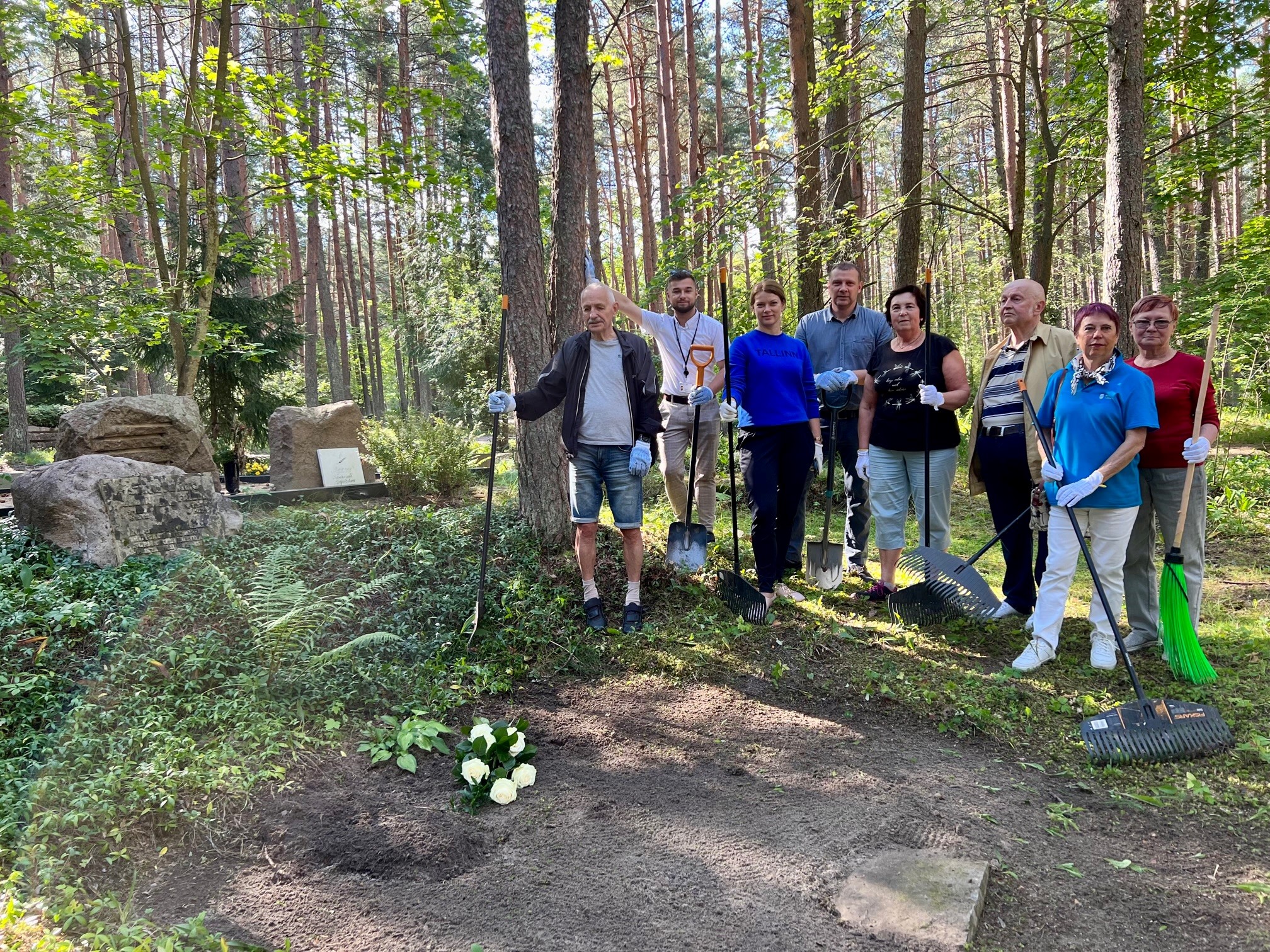 FOTOD I Pirita eakad korrastasid kirjanik Särgava ja Pirita hinge Strutzkini hauad