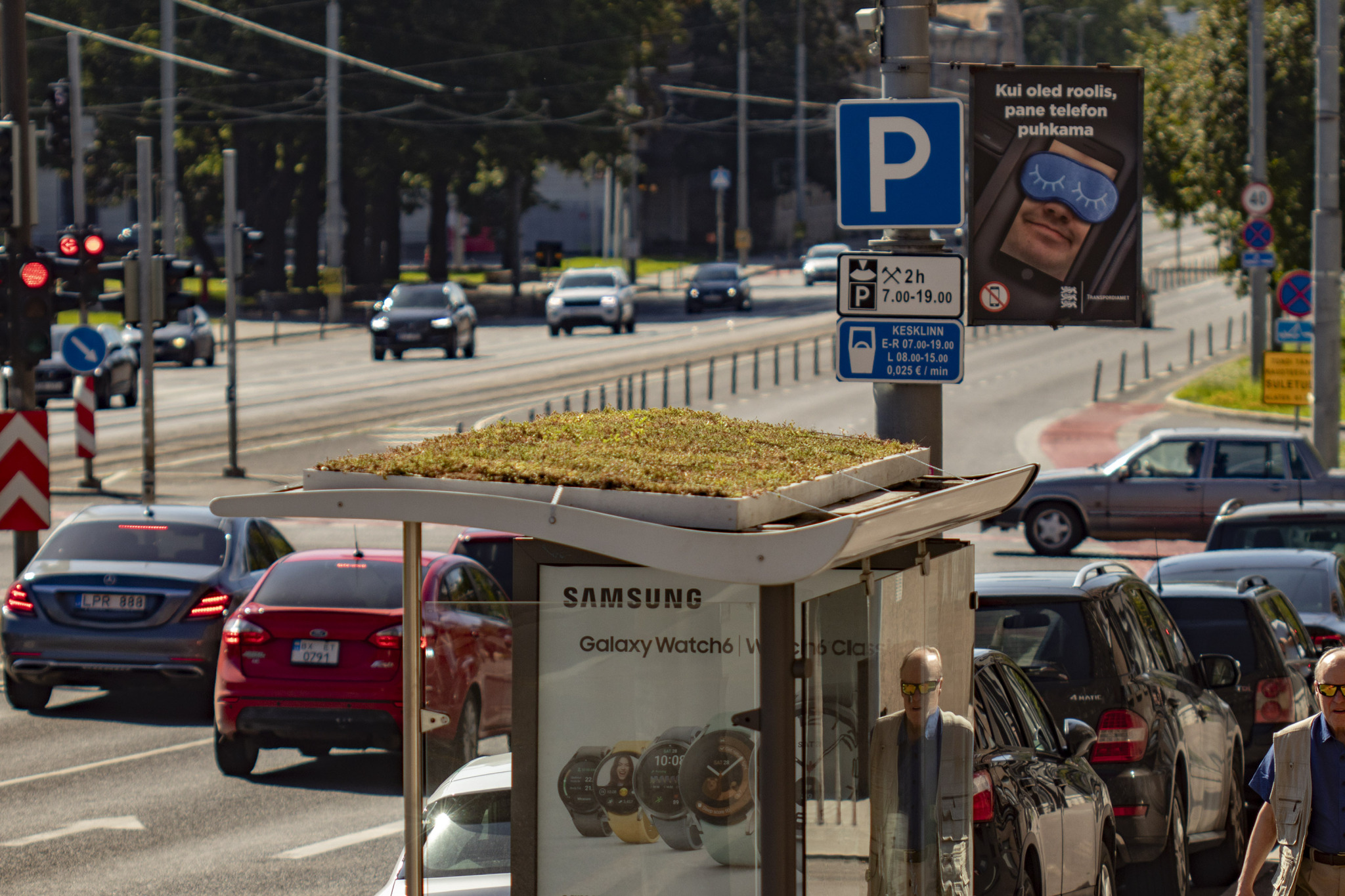 Kesklinna lisandusid kaasava eelarve raames bussiootepaviljonidele rohekatused