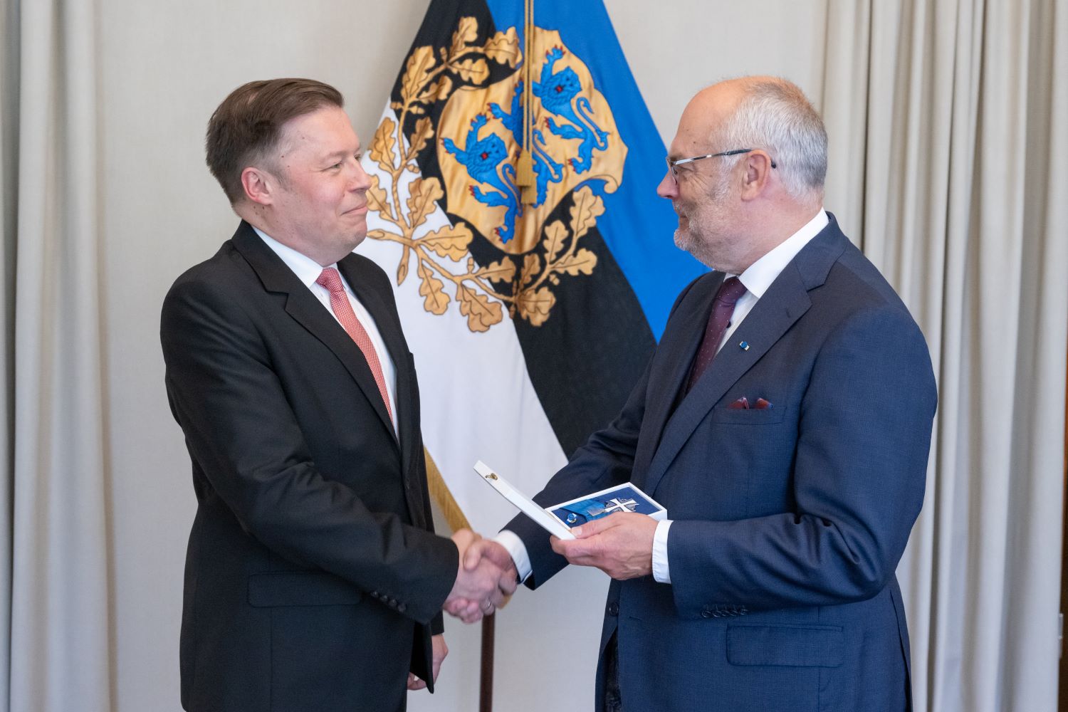 President Karis andis Poola suursaadikule teenetemärgi