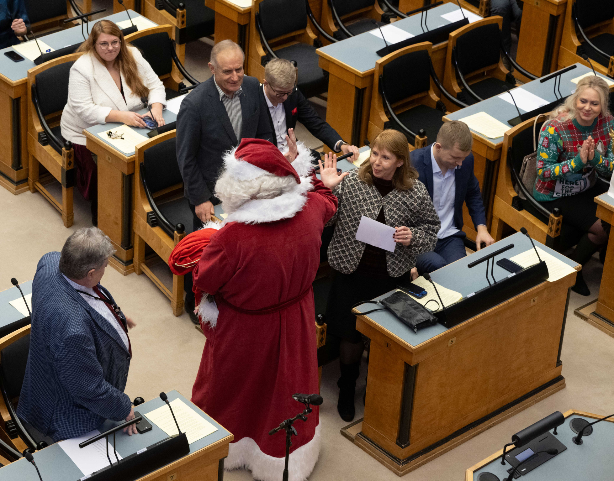 FOTOD I Jõuluvana hindas Riigikogu tegevust ja jagas kinke