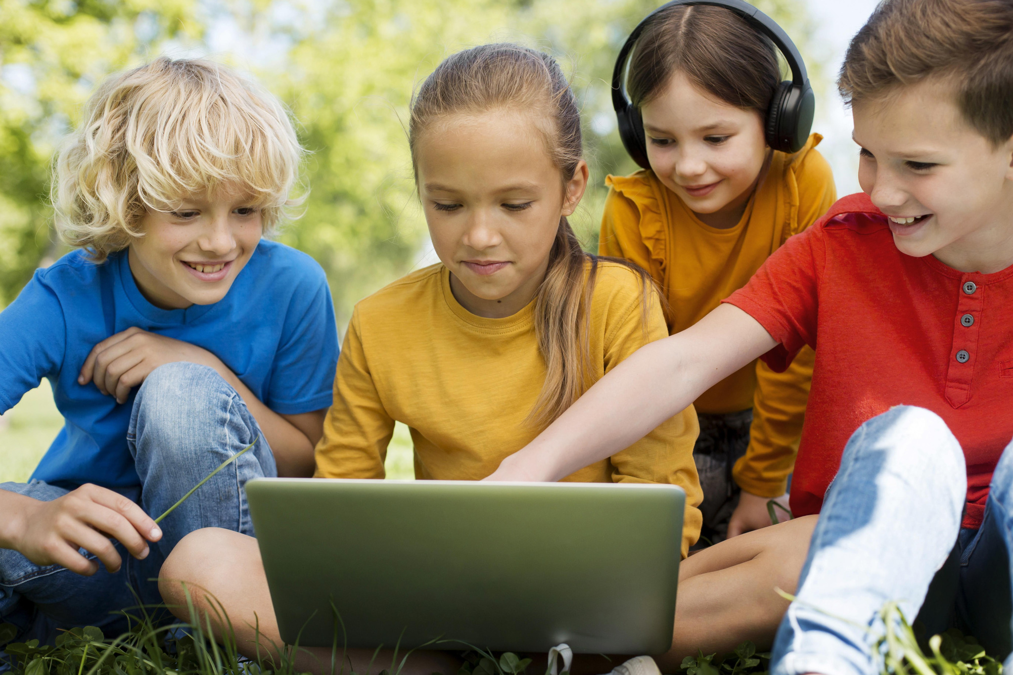 close-up-kids-with-laptop-headphones