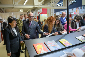 President-Alar-Karis-avas-Bologna-lasteraamatumessi-Foto-Raigo-Pajula-14