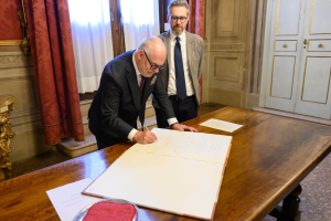 President-Alar-Karis-avas-Bologna-lasteraamatumessi-Foto-Raigo-Pajula-52