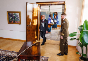President-Karis-andis-liputoimkonnale-ule-Kaitsevae-ohvitseri-mooga-Foto-Raul-Mee-03