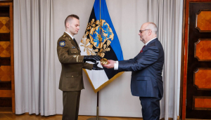President-Karis-andis-liputoimkonnale-ule-Kaitsevae-ohvitseri-mooga-Foto-Raul-Mee-05