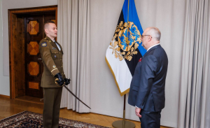 President-Karis-andis-liputoimkonnale-ule-Kaitsevae-ohvitseri-mooga-Foto-Raul-Mee-07