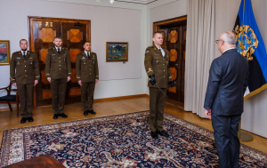 President-Karis-andis-liputoimkonnale-ule-Kaitsevae-ohvitseri-mooga-Foto-Raul-Mee-08