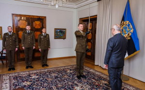 President-Karis-andis-liputoimkonnale-ule-Kaitsevae-ohvitseri-mooga-Foto-Raul-Mee-09