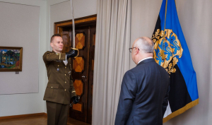 President-Karis-andis-liputoimkonnale-ule-Kaitsevae-ohvitseri-mooga-Foto-Raul-Mee-10