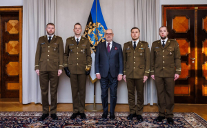President-Karis-andis-liputoimkonnale-ule-Kaitsevae-ohvitseri-mooga-Foto-Raul-Mee-11