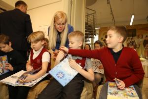 Kristina Mustonen uudistab koos lastega pereraamatut